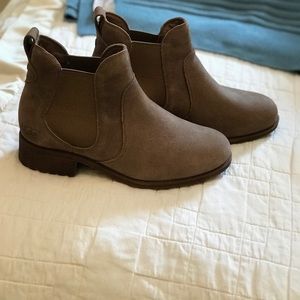 UGG Bonham Chelsea Bootie in Suede Beige/Tan 8.5